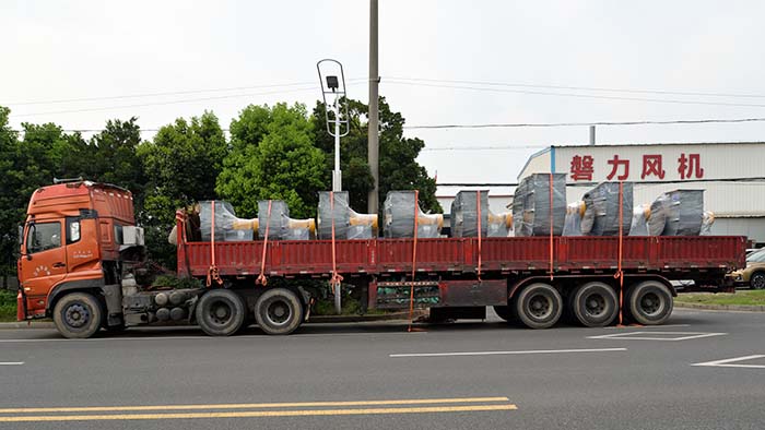 風機廠家:磐力將八臺碳鋼通風機運往江陰催化燃燒項目